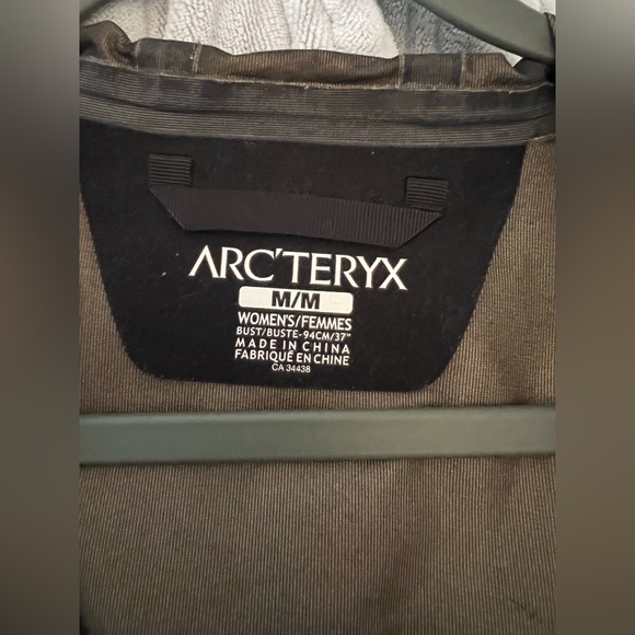 ARC’TERYX women’s Gore-Tex jacket - Picture 4 of 5